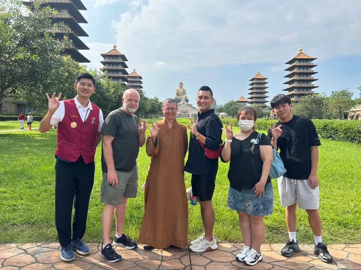 全球娛樂巨擘迪士尼代表Steve Crowston(左二)與佛館行政暨國際中心副主任有律法師等人合影