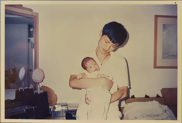 【來張把拔抱的，1990/10/12，已滿月4天。倒是當年把拔的頭髮又黑又亮又多！】