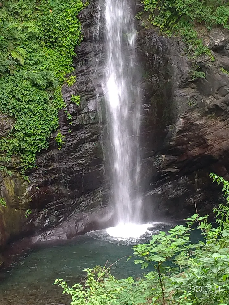 步道盡處即茂林瀑布，見一藍鳥聲亮高鳴飛戲水，悠然只聞其聲，忘聽瀑