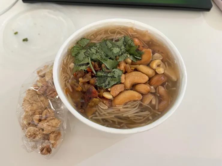 堅果素麵線+素排骨酥。