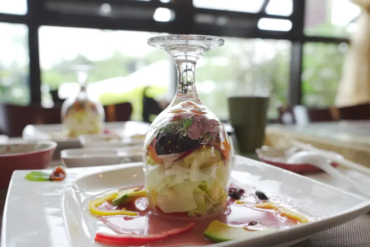 搭配自製火龍果沙拉醬的宜蘭櫻桃鴨鴨賞沙拉令人食指大動。（攝影／曾耀玄）