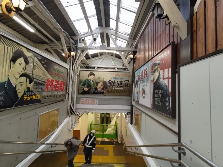 青梅車站內的老電影看板