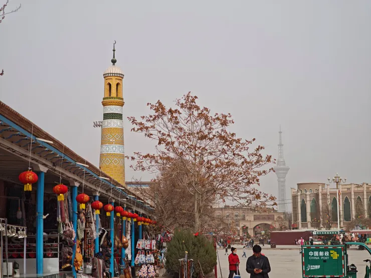 這天的天空，仍是沙塵壟罩，景色不是很明朗。艾提尕清真寺的尖塔(左)、崑崙塔(右)。