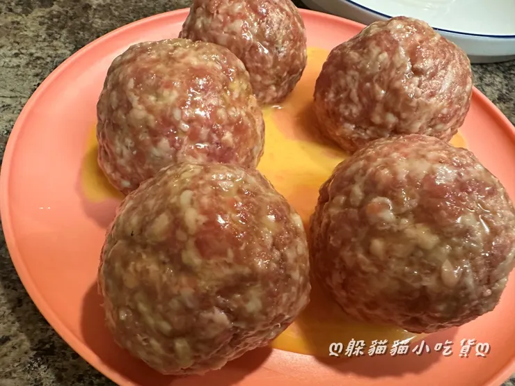 刷上蛋液的肉蛋球