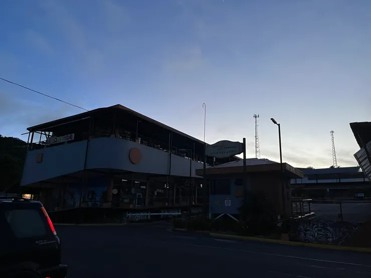 清晨村中心的巴士站,很小的村啊