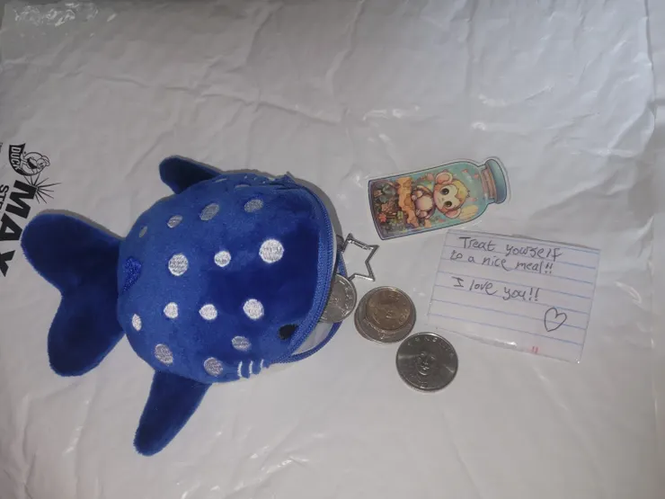 他還在包裹裡放了一個可愛的錢包，裝滿銅錢寄給我，他實在是太可愛了！❤️❤️❤️