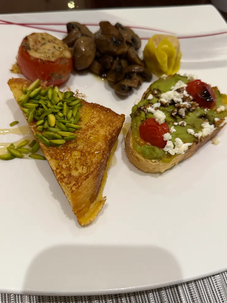 自己搭配各式菜色，超豐盛早餐