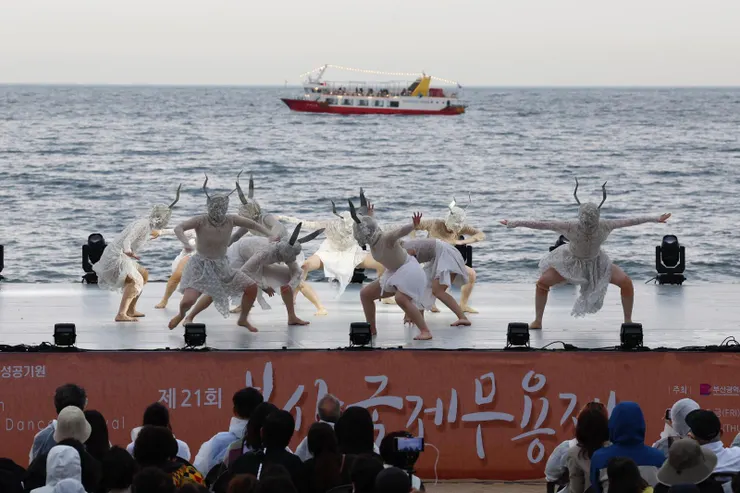 舞台設在沙灘上，大海為背景。海雲台海灘上國際大匯演，展開一場舞蹈的宴饗。（圖片/釜山國際舞蹈節）