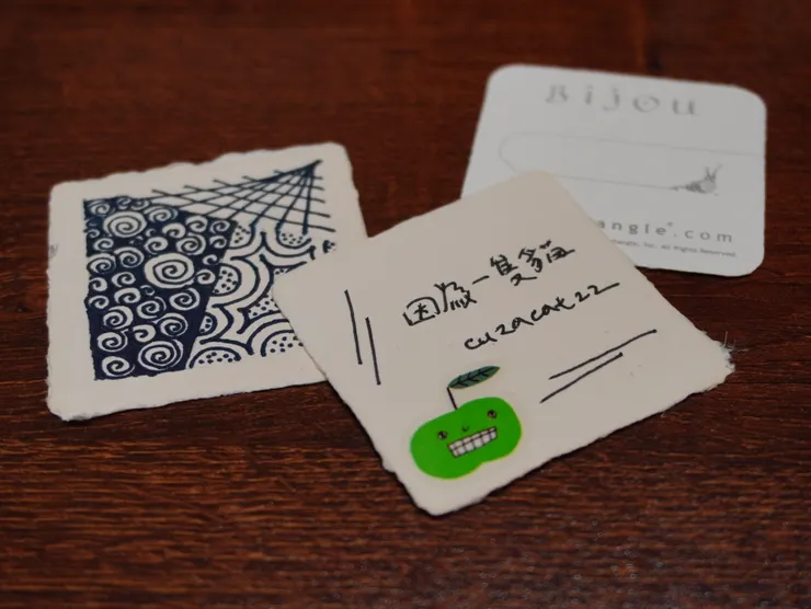 左一左二分別為Dyna方形手工紙卡的禪繞畫試畫及原子筆試寫，右一為禪繞畫專用之Bijou紙磚。