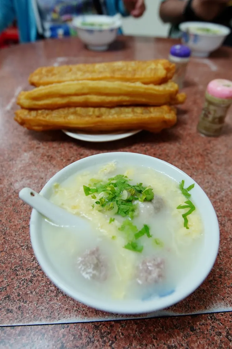 小火熬煮成半透明的粥汁