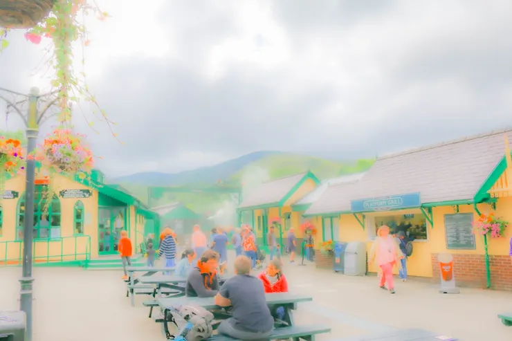 斯諾登(Snowdon)山腳下的登山火車站一景