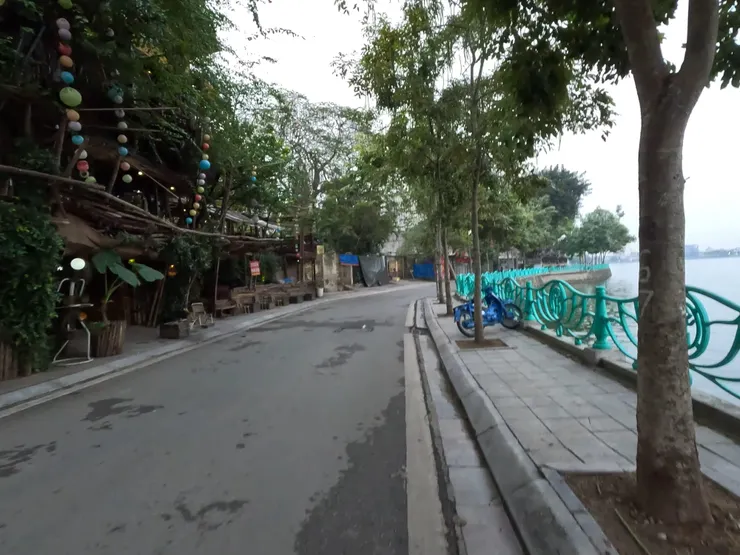 西湖沿岸都是咖啡廳或酒吧