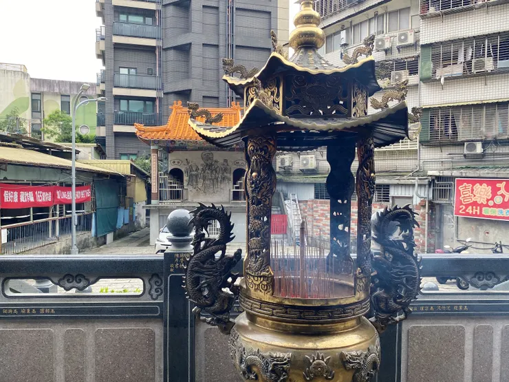 福興宮正面，1977年興建的戲台