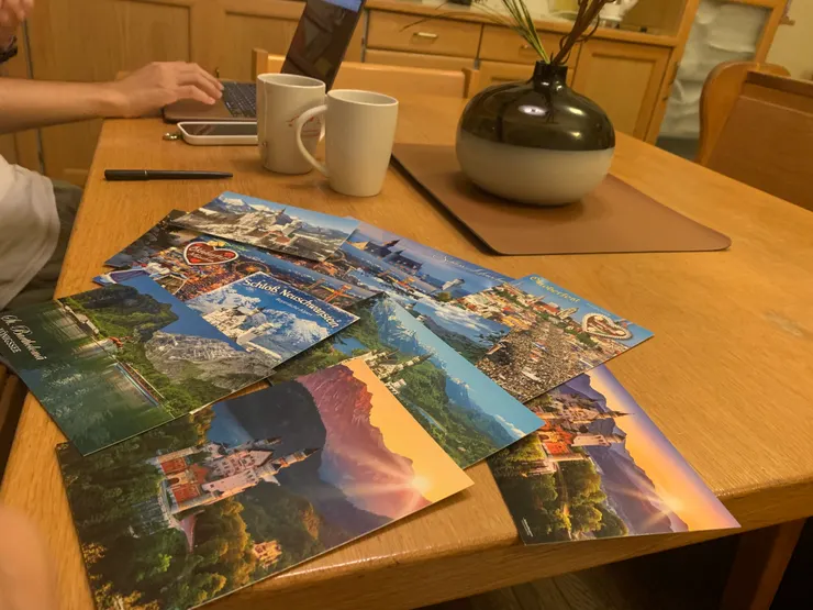 夜半時，在青旅的交誼廳書寫著諸多的思念