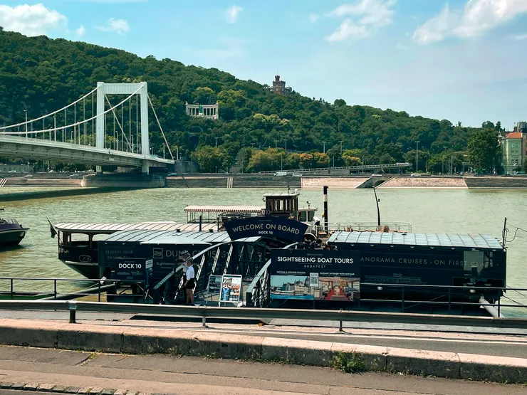 多瑙河邊的遊河商家 shot by Emma@Budapest,Hungary.07/2024.