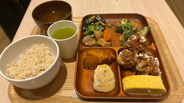 店內是自助餐形式，可以自己夾想要的菜。