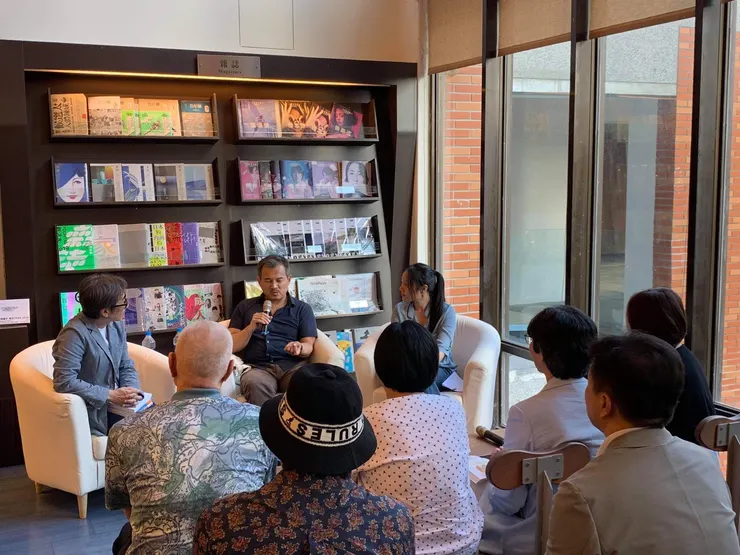 廖芸婕（左）一面提問，一面舉例補充、分享國際時事，不斷將討論放置到更宏觀的脈絡中參照。而邱顯洵（中）也並非只是順應附和，反而選擇與之交手，直面、拆解、或重新解釋問題，整體討論過程相當精彩。（大寬文化提供）