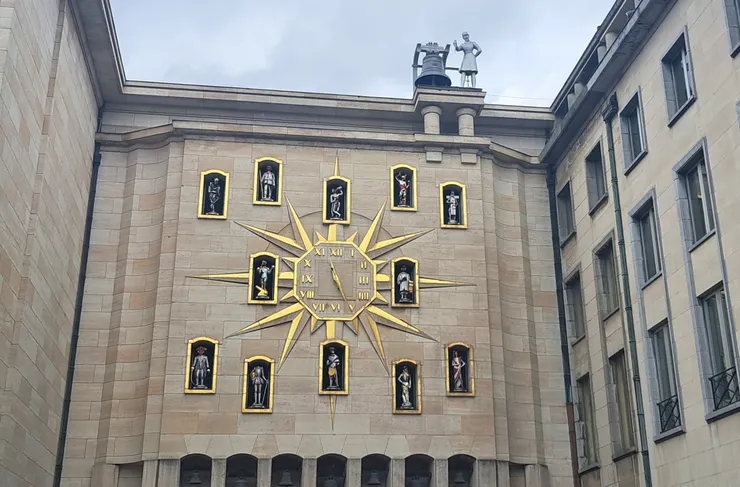 Carillon Of The Mount Of The Arts 無意間經過的景點 整點會打音樂鐘 1755發明