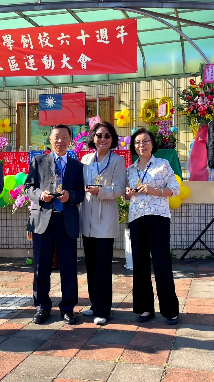 JB錯過爾祥、月珠、志中接受傑出校友表揚，好在另有同學留影。