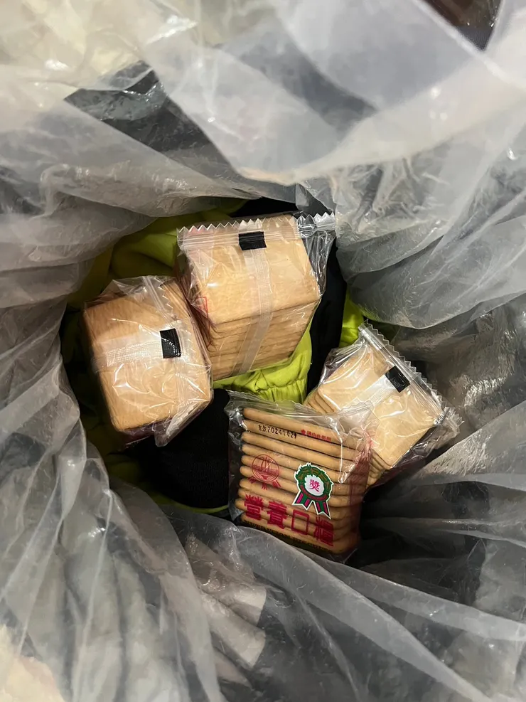 第一次上山，不知道怎麼準備吃的，一餐準備一包營養口糧