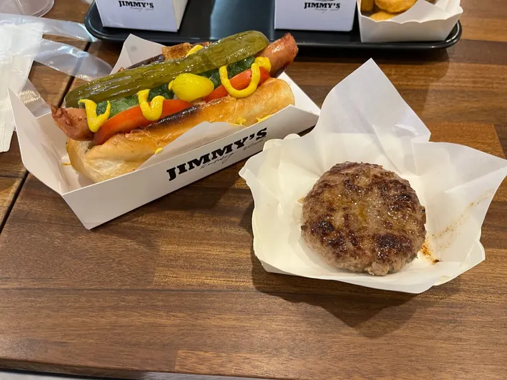 一模一樣的菜單，芝加哥熱狗堡+牛肉漢堡排。