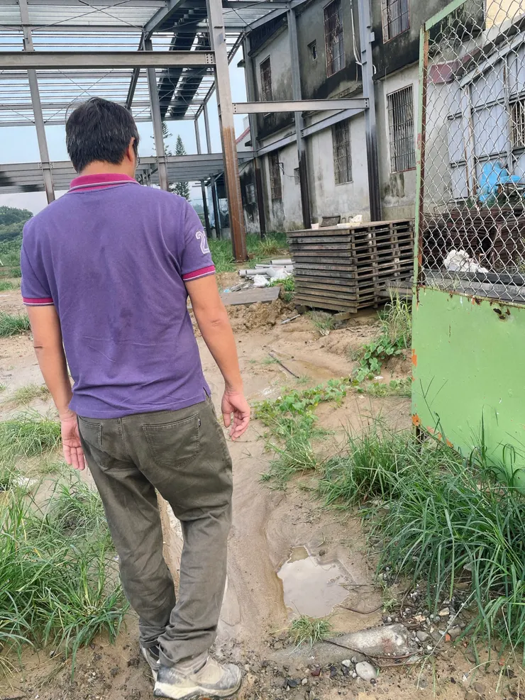 下雨天巡工地的大腸爸