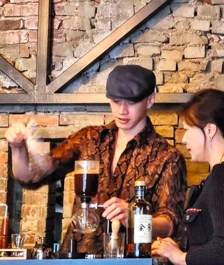 梅笑糧行咖啡館老闆蔡少與賢伉儷 梵靈乾坤工作室提供