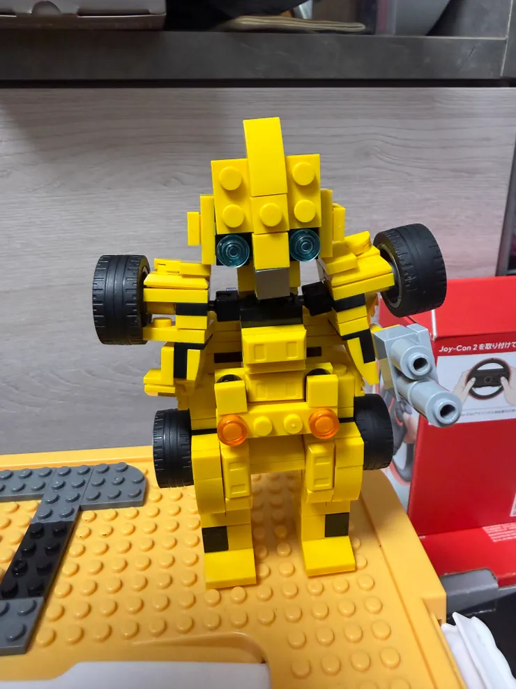 我兒迷上樂高後可以廢寢忘食;這就是熱情吧!他跟我申請變形金剛積木組,我說超過預算;沒門🫤他就自己看影片找舊貨拼裝⋯⋯辦法是人想出來的吧