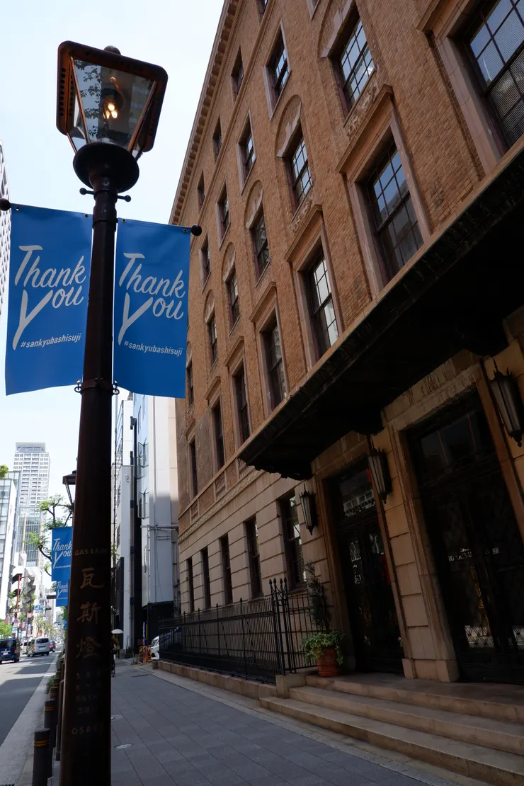 街邊保留著古典造型的瓦斯路燈