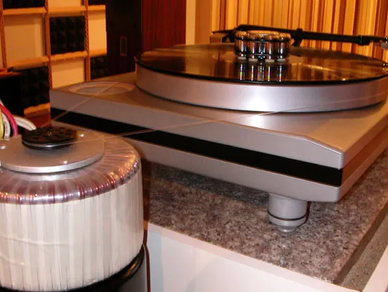 早期曾將馬達塞進變壓器中固定，現在想想還蠻好笑的