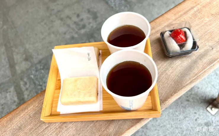 最中餅、熱茶、草莓大福