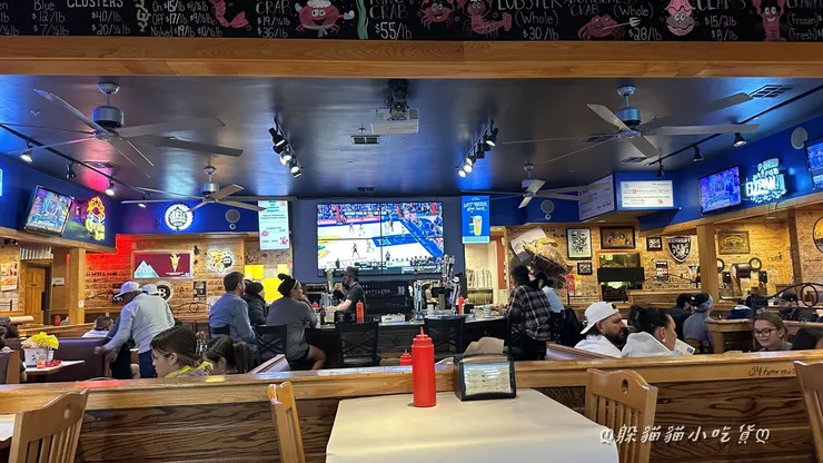 吧檯區掛著大大小小幾個螢幕播放球賽，感覺有重大比賽的時候來這邊吃飯看球應該很嗨~