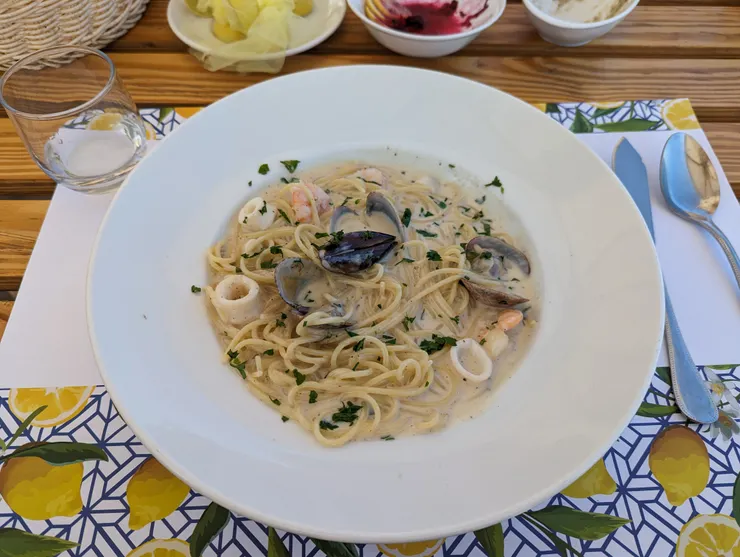 白醬海鮮義大利麵(自攝)