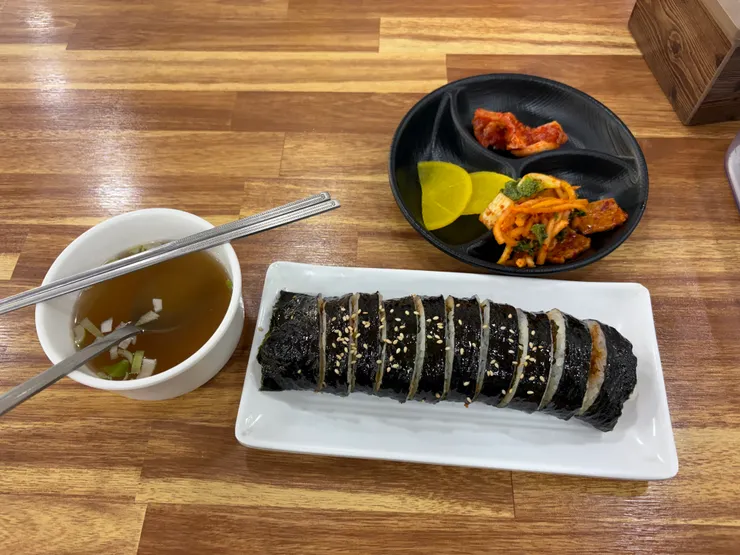 在聖堂池附近隨便找的飯卷店(나드리김밥천국)