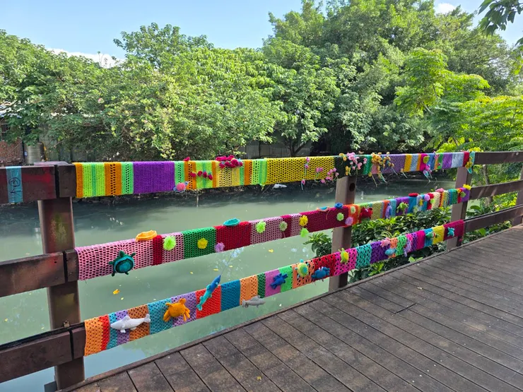 沿途有許多藝術作品裝飾在棧道,原來是遇上了「五分港溪秋之大地藝術祭」。