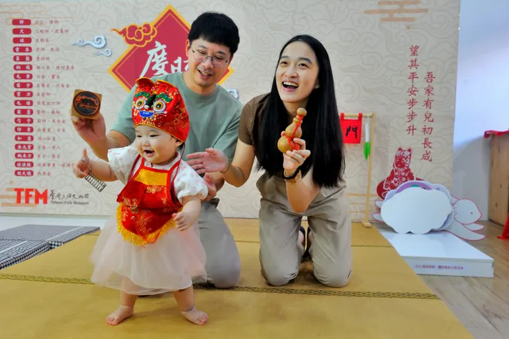 【葫蘆印章算盤這三樣最有趣！吔！抓周完成嘍。】