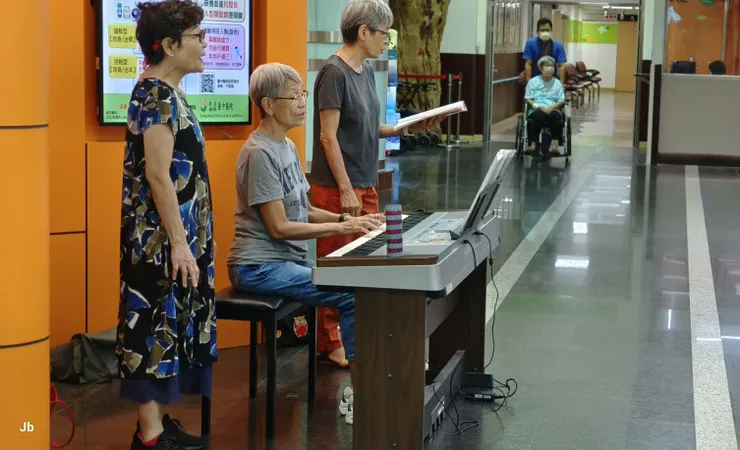 【早晨在醫療大樓聽見天使唱歌─去杏一補充什物時,突然有歌聲自大廳一角落傳出,在當時情境聽來宛若天籟,循聲找到她們,聽完一曲大聲鼓掌,其他聽眾也才如大夢初醒跟著拍起手來,好險没淪為我一人唱獨角戲。三位天使似也對掌聲感到意外,朝我點頭微笑。】