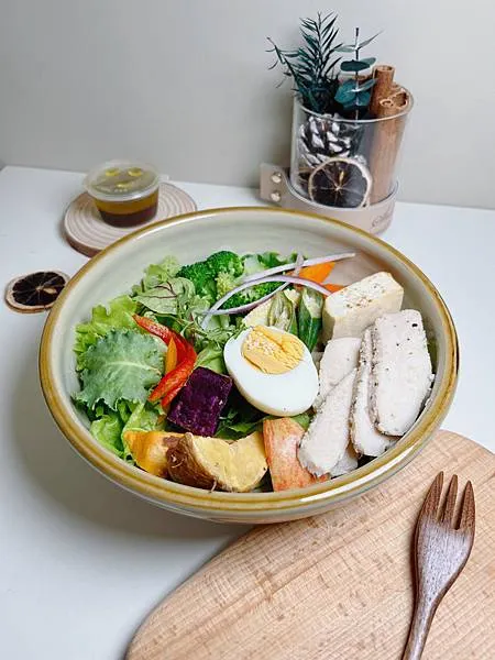 舒肥雞肉溫冷沙拉（附沾醬）