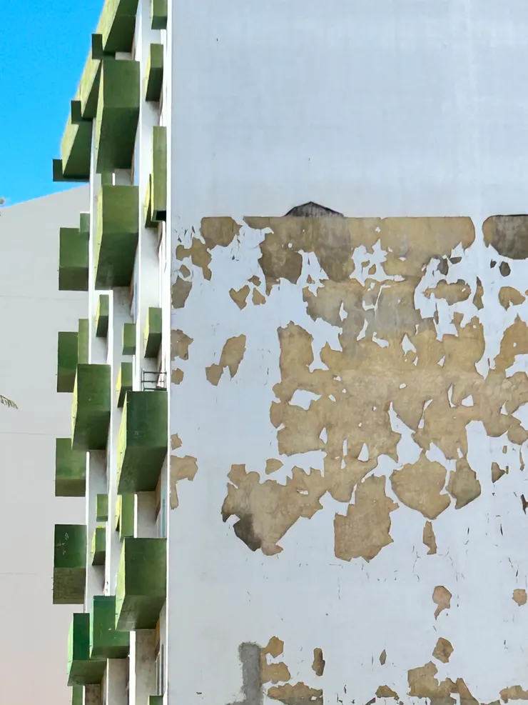 法羅的藍天與建築物單純的色彩，隨意便交織出現代幾何圖形。