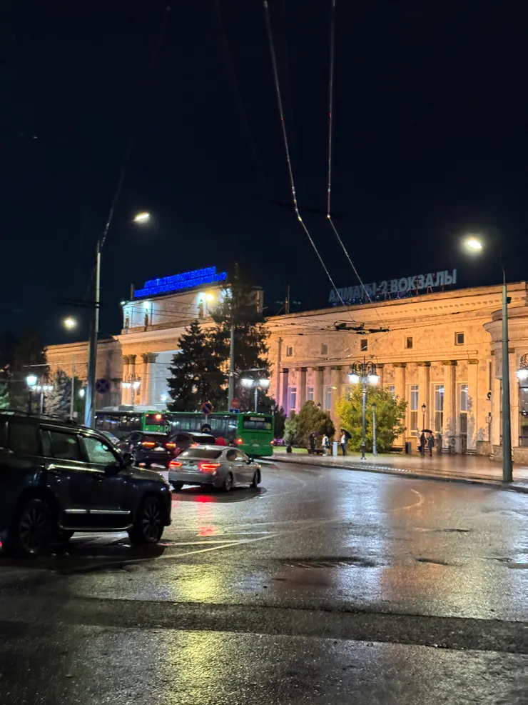 晚上的火車站幾乎沒什麼人