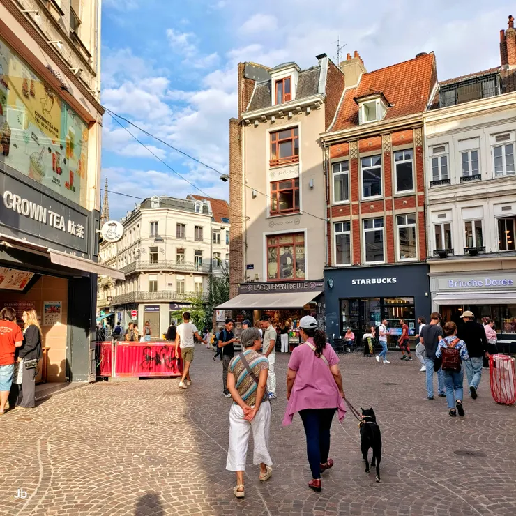 【停留不多日幸有在地達人引導！帶我們附近走走順道遛狗。】