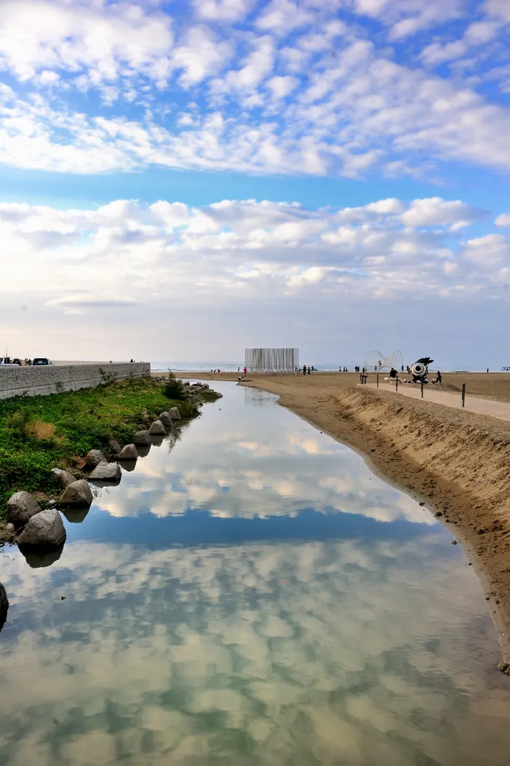 【賞嘆劉棟拚布畫搞怪沙灘夕照中！離開美術館，前往沙灘看看裝置藝術途中，此時雲天甚美。】
