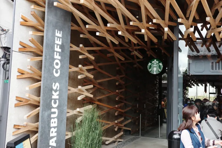 隈研吾操刀設計的太宰府星巴克，很多遊客慕名而來