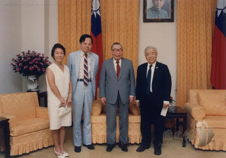 1986年7月31日，蔣經國（右二）接見中央研究院院長吳大猷（右一）及應邀來臺訪問的中央研究院院士楊振寧夫婦（左二、一）。