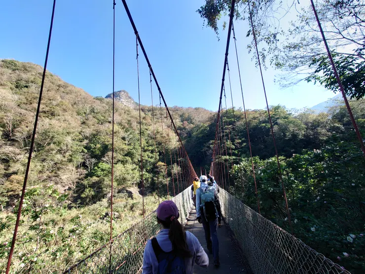 過完橋即開始一連串陡升