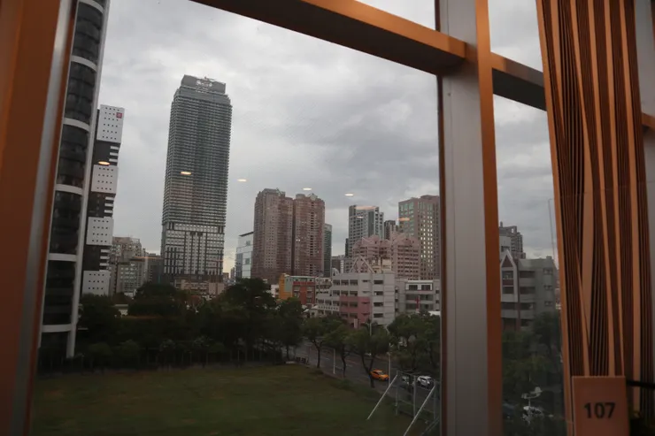 窗外顯眼的最高建物，來自遠雄在中華及新光路口的建案「THE ONE」