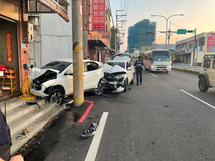 楊婦不明原因，再向前撞擊路旁停放的一輛汽車後才停下。圖：讀者提供