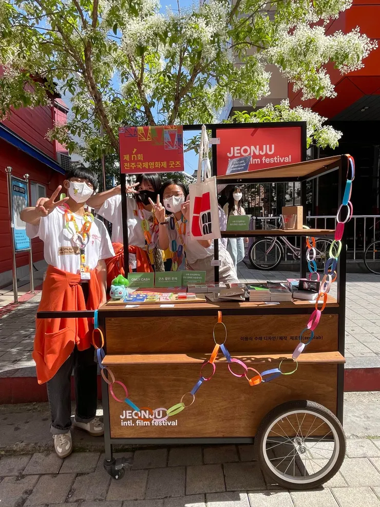 兒童節限定的攤車，以優惠價格販售過往的官方周邊