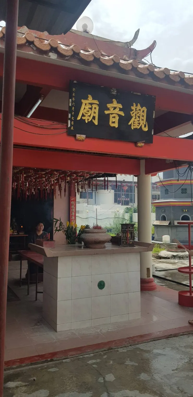 目前還有人拜拜的舊廟