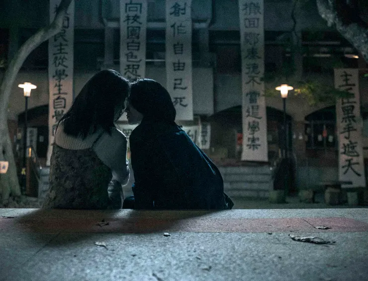 抗爭夜宿，燈光美氣氛佳，好適合談戀愛